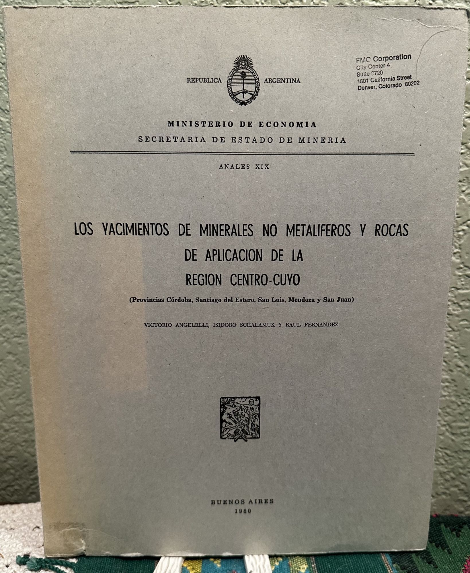 Los Yacimentos De Minerales No Metaliferos Y Rocas De Aplicacion De La Region Centro-Cuvo. V. Angelelli.