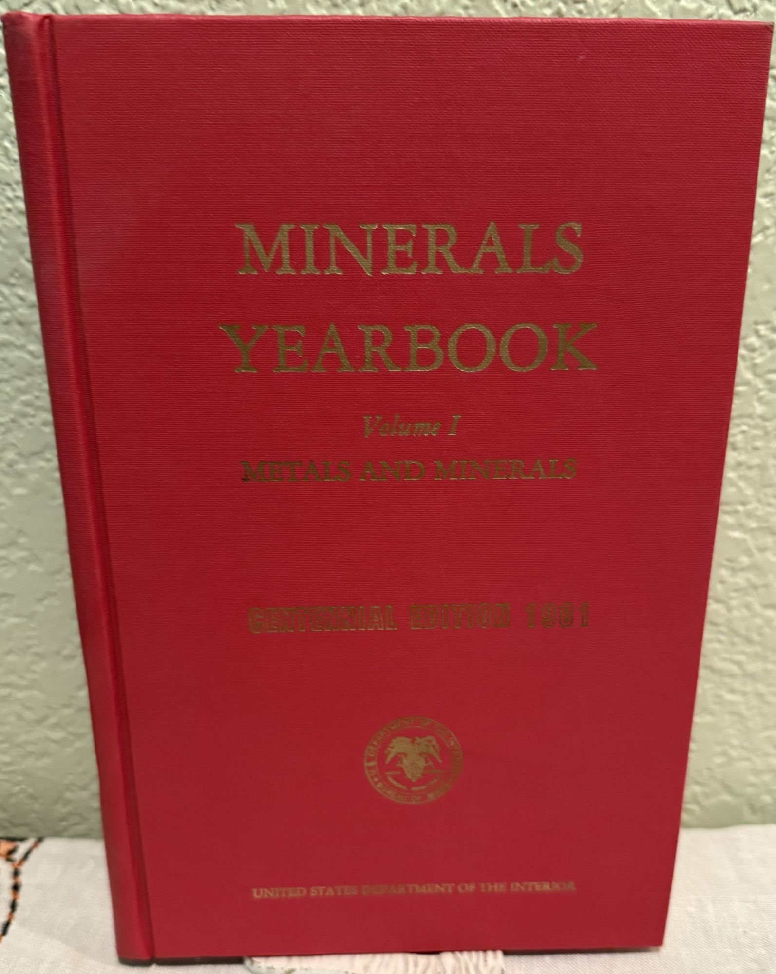 Minerals Yearbook Centennial edition 1981 Volume 1 Metals and Minerals. Staff Bureau of Mines.