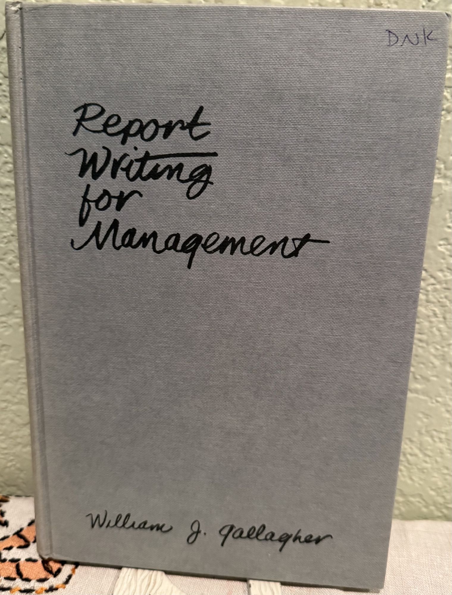 Report Writing for Management. William J. Gallagher.