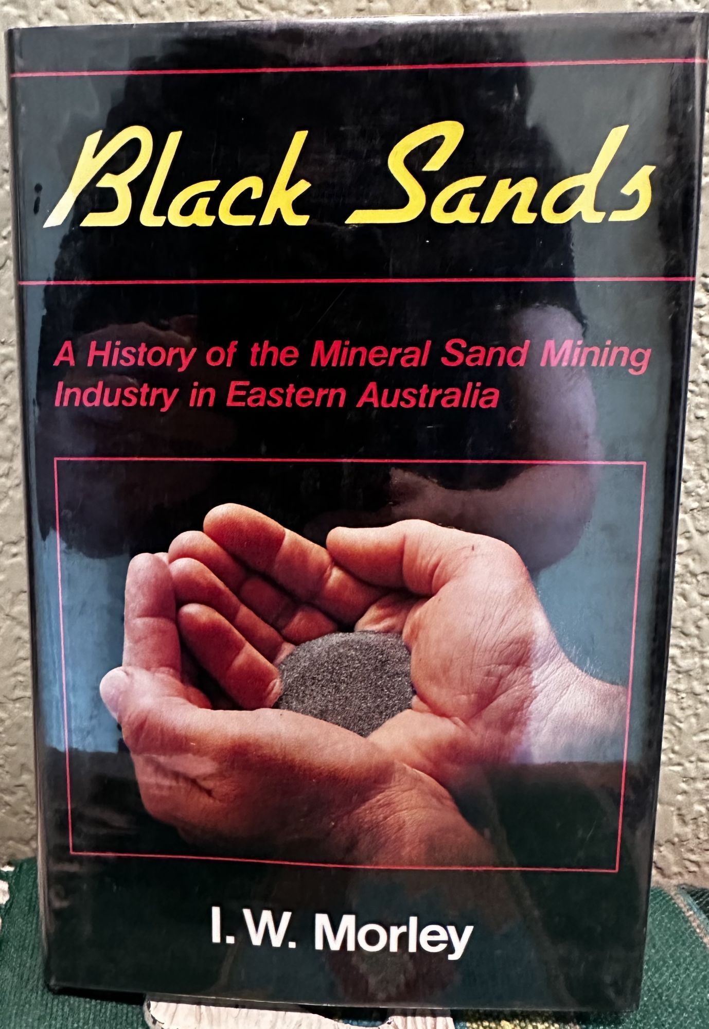 Black sands A History of the Mineral Sand Mining Industry in Eastern Australia. I. W. Morley.
